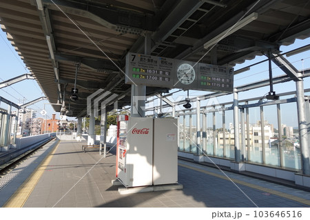 JR九州 鹿児島本線 折尾駅ホーム JR九州 鹿児島本線 折尾駅ホーム 103646516