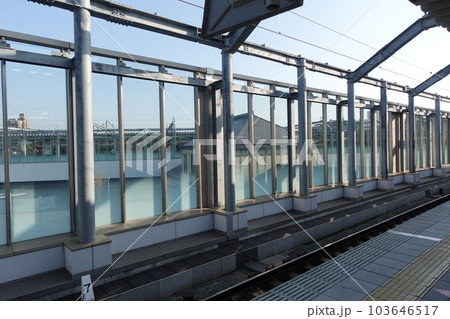 JR九州 鹿児島本線 折尾駅ホーム 遮音・防風壁 103646517