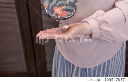 【からっぽのがま口をひっくり返したら小銭が少し・・・】 【からっぽのがま口をひっくり返したら小銭が少し・・・】 103647057