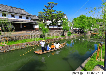 【岡山県】晴天の倉敷美観地区（舟流し） 103647431