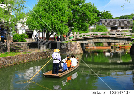 【岡山県】晴天の倉敷美観地区（舟流し） 103647438