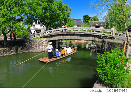 【岡山県】晴天の倉敷美観地区(舟流し) 【岡山県】晴天の倉敷美観地区(舟流し) 103647445