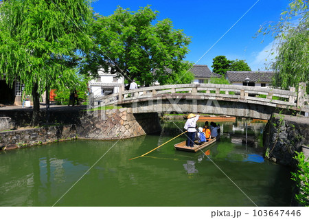 【岡山県】晴天の倉敷美観地区(舟流し) 【岡山県】晴天の倉敷美観地区(舟流し) 103647446