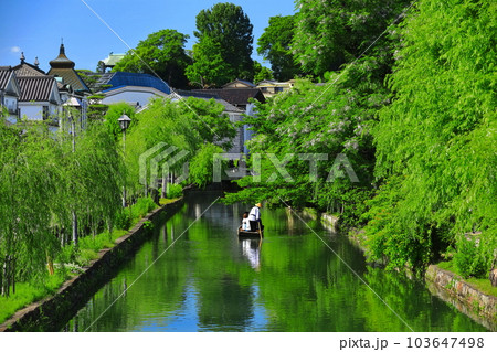 【岡山県】晴天の倉敷美観地区(舟流し) 【岡山県】晴天の倉敷美観地区(舟流し) 103647498
