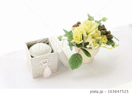 骨壺とフラワーアレンジメント 終活のイメージ2 103647525