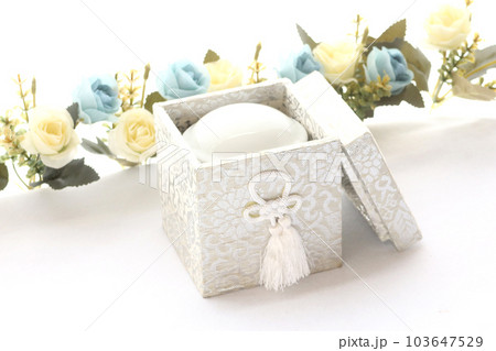 骨壺とフラワーアレンジメント 終活のイメージ5 103647529