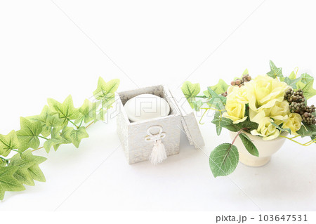 骨壺とフラワーアレンジメント 終活のイメージ6 骨壺とフラワーアレンジメント 終活のイメージ6 103647531