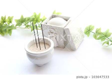 骨壺とフラワーアレンジメント 終活のイメージ7 103647533