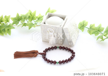手元供養用の骨壺と数珠 終活のイメージ 103648071