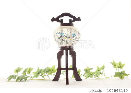 窓辺に置かれた初盆の時に飾る盆提灯 初盆のイメージ2 103648119