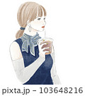 カフェラテ飲んでいる女性イラスト カフェラテ飲んでいる女性イラスト 103648216