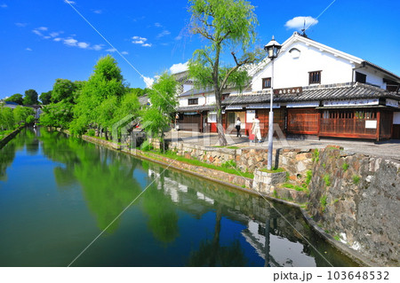 【岡山県】晴天の倉敷美観地区 103648532
