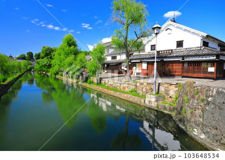 【岡山県】晴天の倉敷美観地区 103648534
