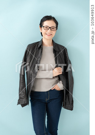 カジュアル女性 ポートレート カジュアル女性 ポートレート 103649913