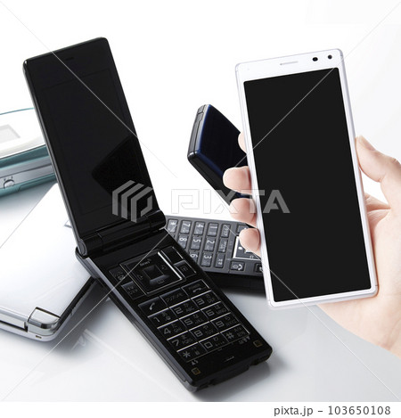 携帯_ガラケー_懐かしの二つ折れとスマホ 携帯_ガラケー_懐かしの二つ折れとスマホ 103650108