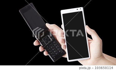 携帯_ガラケー_懐かしの二つ折れとスマホ 携帯_ガラケー_懐かしの二つ折れとスマホ 103650114