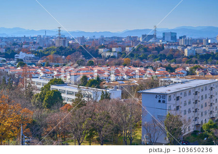 東京都多摩市永山の防人見返りの峠(多摩丘陵パノラマの丘)から西側の眺望(永山団地など) 103650236