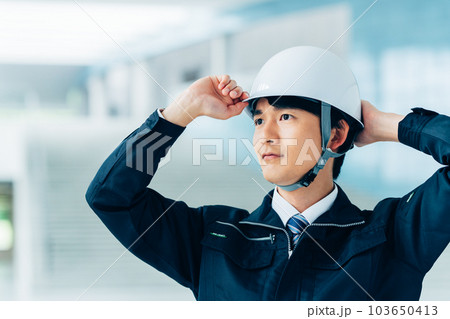 若い男性の作業員 若い男性の作業員 103650413