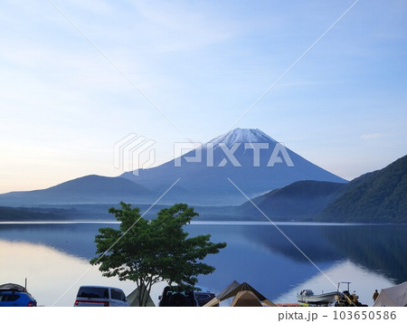 山梨県　朝の浩庵キャンプ場の風景　5月 103650586