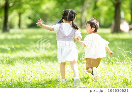 手をつないで走る男の子と女の子 103650621