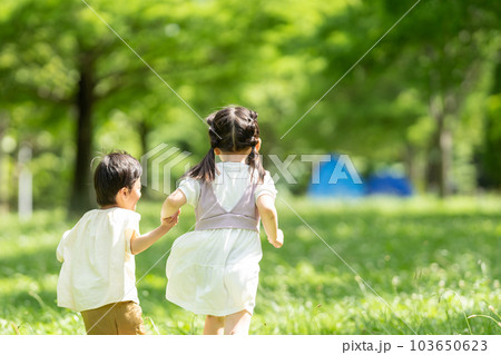 手をつないで走る男の子と女の子 手をつないで走る男の子と女の子 103650623