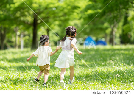 手をつないで走る男の子と女の子 103650624