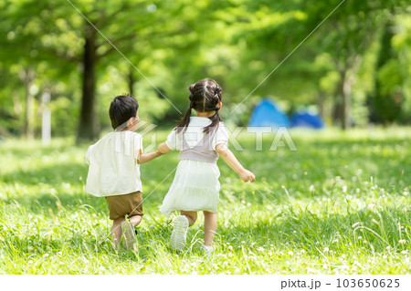 手をつないで走る男の子と女の子 103650625