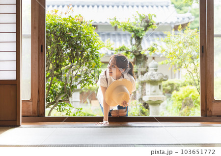 女性 帰省イメージ 女性 帰省イメージ 103651772