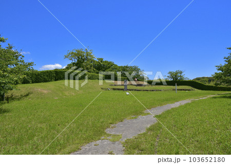 静岡県掛川市　国史跡　横須賀城　本丸跡 103652180