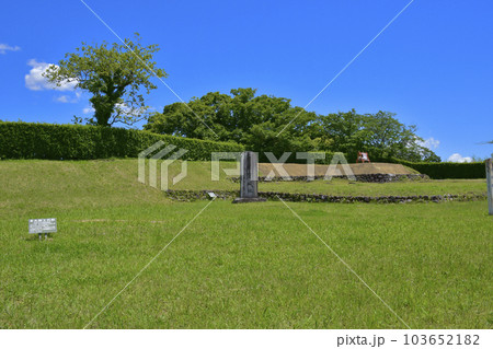 静岡県掛川市　国史跡　横須賀城　本丸跡 103652182