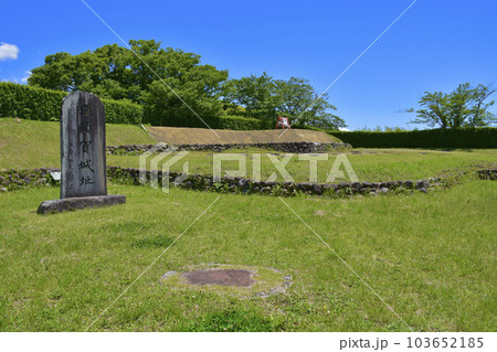 静岡県掛川市　国史跡　横須賀城　本丸跡 103652185