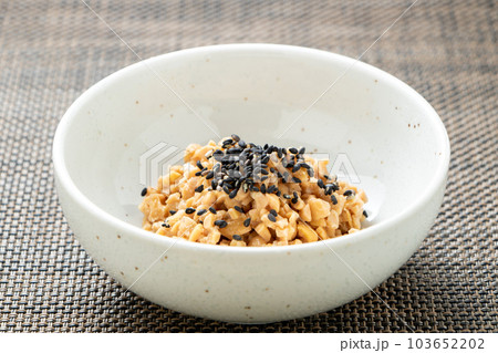 納豆。(黒ごまをかけたひきわり納豆。) 納豆。(黒ごまをかけたひきわり納豆。) 103652202