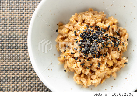 納豆。(黒ごまをかけたひきわり納豆。) 納豆。(黒ごまをかけたひきわり納豆。) 103652206