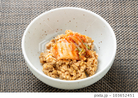キムチ納豆。(白菜キムチトッピングひきわり納豆。) キムチ納豆。(白菜キムチトッピングひきわり納豆。) 103652451