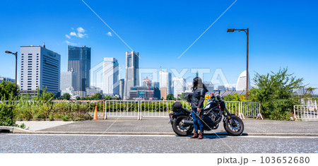 クルーザーバイクで横浜ツーリングをする女性ライダー 103652680