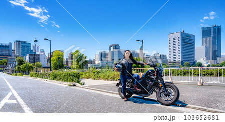 クルーザーバイクで横浜ツーリングをする女性ライダー 103652681