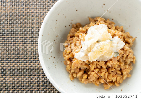 納豆。(数の子わさび漬け(山海漬)トッピングひきわり納豆)。 納豆。(数の子わさび漬け(山海漬)トッピングひきわり納豆)。 103652741