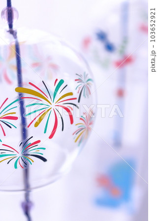 夏イメージ、花火の風鈴 103652921