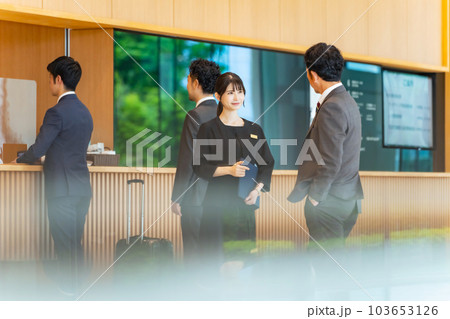 フロントで旅行客を接客する案内係の女性 103653126