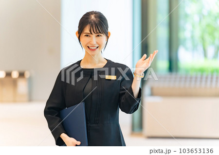 ロビーで案内する女性 ロビーで案内する女性 103653136