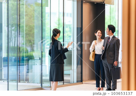 カップルを案内する女性案内員 103653137