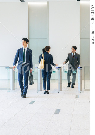 入退館ゲートを通るビジネスパーソンのグループ　オフィスセキュリティ 103653157