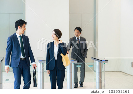 ロビーで会話するビジネスパーソンのグループ 103653161