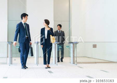 ロビーで会話するビジネスパーソンのグループ 103653163