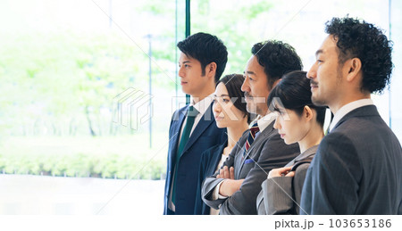 オフィスに並ぶエグゼクティブビジネスパーソンのグループ オフィスに並ぶエグゼクティブビジネスパーソンのグループ 103653186