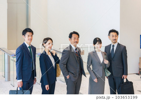 オフィスビルのロビーに整列する笑顔のビジネスパーソンのグループ 103653199