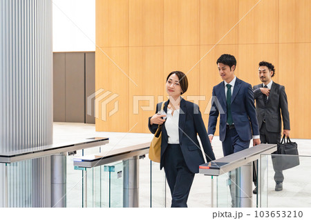 エントランスゲートを通るビジネスパーソン 103653210