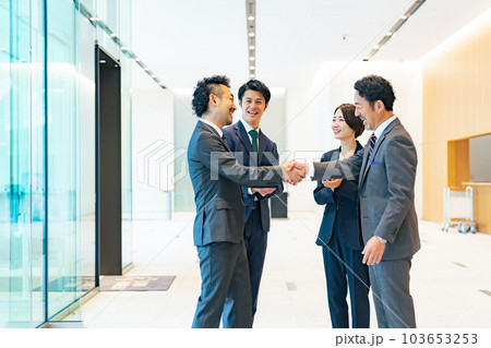 ロビーで握手するビジネスグループ ロビーで握手するビジネスグループ 103653253