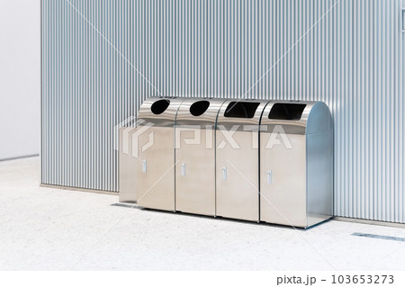 施設に置かれた分別ゴミ箱 103653273