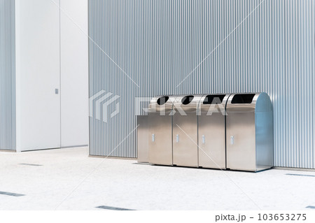施設に置かれた分別ゴミ箱 103653275
